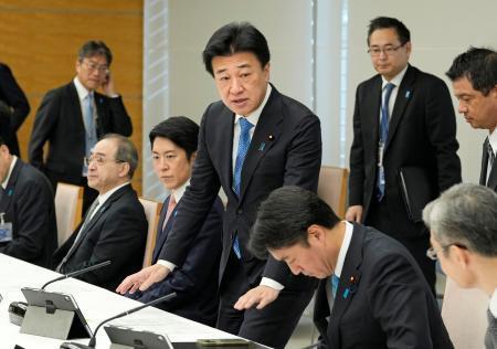 　各省庁の事務次官を集めた会議に臨む木原官房長官（中央）＝９日、首相官邸