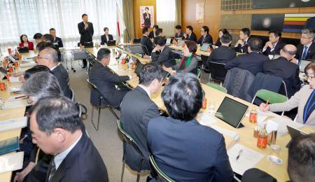 　自民党本部で開かれた外国人政策本部の会合＝２０日午後、東京・永田町