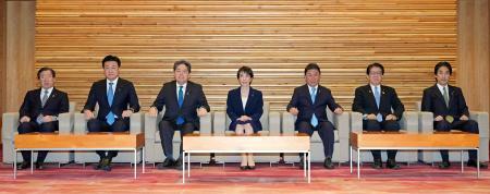 　閣議に臨む高市首相（中央）ら＝２０日午前、首相官邸