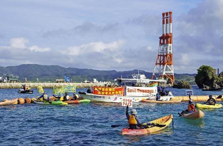 　沖縄県名護市辺野古の沖合で、米軍普天間飛行場の移設計画に抗議する市民ら＝２０２５年１２月