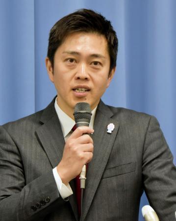 　記者団の取材に応じる大阪府の吉村洋文知事＝２１日午後、大阪府庁