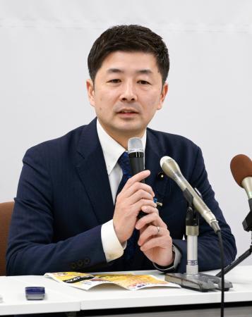 　記者会見する山本建氏。次期衆院選福井２区から無所属で立候補する意向を表明した＝２３日午後、福井市