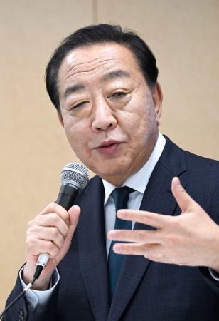 　報道各社のインタビューに答える中道改革連合の野田共同代表＝２５日午後、東京・永田町