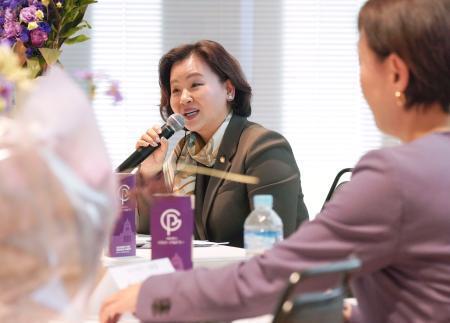 　申キヨン・お茶の水女子大教授（手前）と対談する、韓国与党「共に民主党」の李寿珍全国女性委員会委員長＝２５日午後、東京都千代田区