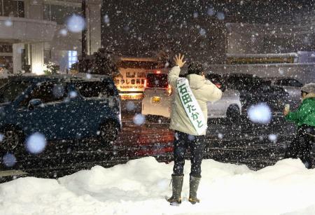 　大雪の中、福井県知事選の街頭演説をする石田嵩人氏＝２２日、福井市