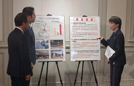 　北海道の鈴木直道知事（左から２人目）から大雪に関する緊急要望を受ける高市首相＝２８日午後、札幌市