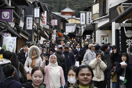 観光公害の対策地域、倍増へ　３０年に１００カ所、政府新目標