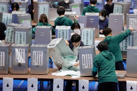 　東京都港区で行われた衆院選の開票作業＝８日夜