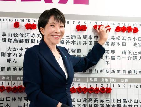 次々とバラ、笑顔の自民本部　議席増「高市首相への期待」強調