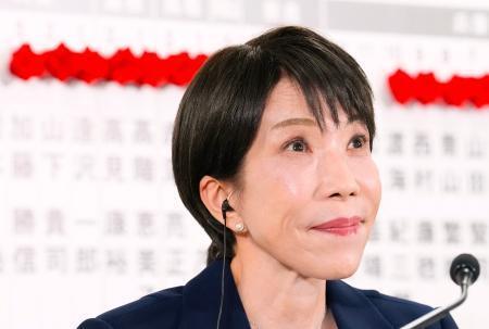 　メディアのインタビューに答える自民党総裁の高市首相＝８日午後１０時２０分、東京・永田町の党本部