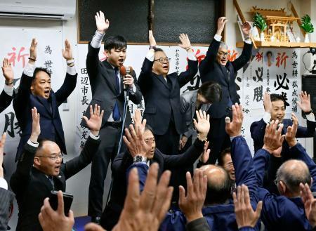 　和歌山２区で当選を決め、万歳する世耕弘成氏（奥左から３人目）＝８日夜、和歌山県田辺市