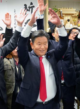 　埼玉１３区で当選を決め、万歳する自民党の三ツ林裕巳氏＝９日未明、埼玉県幸手市