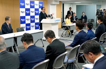　中道改革連合の議員総会で発言する野田共同代表（中央）。左端は斉藤共同代表＝１１日午後、東京・永田町の党本部