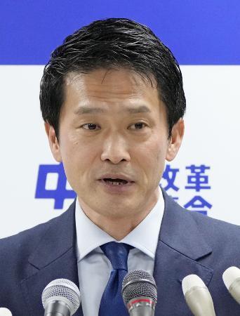 　記者会見する中道改革連合の小川淳也代表＝１３日午後