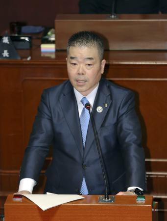 　滋賀県議会本会議で、知事選に立候補する意向を表明した三日月大造知事＝１６日午前