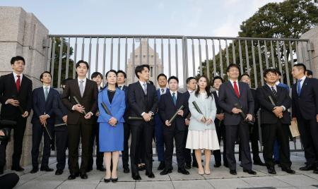 　国会の開門を待つ議員ら＝１８日午前７時５８分