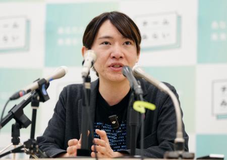 　記者会見するチームみらいの安野党首＝１９日午前、国会