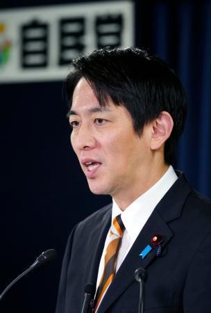 　記者会見する自民党の小林政調会長＝１９日午後、東京・永田町の党本部