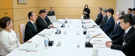 　米軍普天間飛行場代替施設の建設を巡り、対策を話し合う協議会に臨む沖縄県名護市の渡具知武豊市長（左から２人目）＝２７日午後、首相官邸