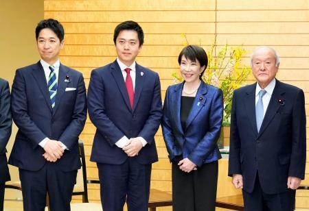 　党首会談に臨む高市首相（中央右）と日本維新の会の吉村代表（同左）ら＝２月１８日、首相官邸