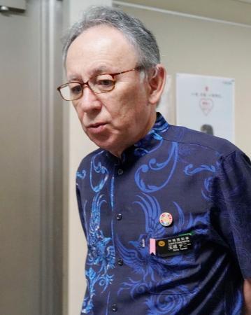 　記者団の取材に応じる沖縄県の玉城デニー知事＝２日午前、沖縄県庁