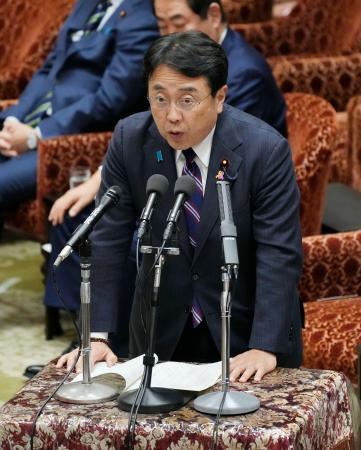 　衆院予算委の省庁別審査で説明する赤沢経産相＝４日午後