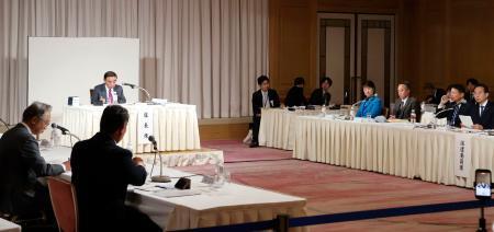 　鹿児島市で開かれた衆院予算委の地方公聴会＝８日午後