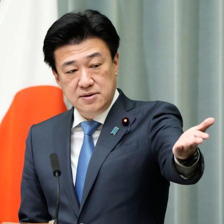 官房長官「答え控える」 熊本にミサイル発射機搬入