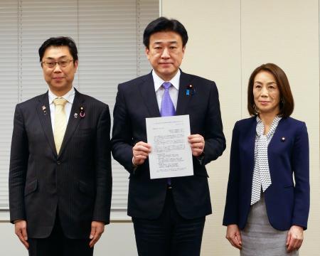 　木原官房長官（中央）にペルシャ湾内の日本関係船舶の安全確保を要請した、立憲民主党の徳永政調会長（右）ら＝１３日午後、国会