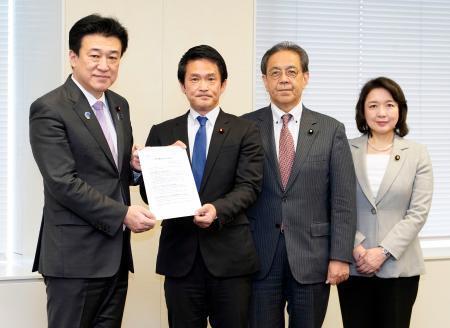 　木原官房長官（左端）に日米首脳会談に関する提言を手渡した（左２人目から）中道改革連合の小川代表、立憲民主党の水岡代表、公明党の竹谷代表＝１９日午前、国会