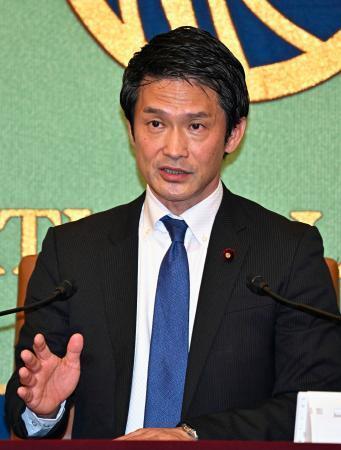 　記者会見する中道改革連合の小川代表＝１９日午後、東京・内幸町の日本記者クラブ