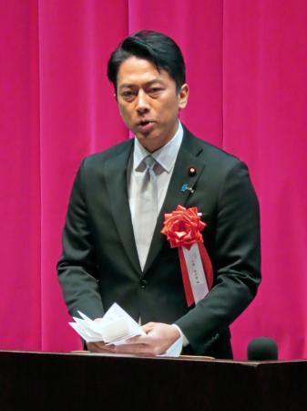 　陸上自衛隊高等工科学校の卒業式で訓示する小泉防衛相＝２０日午前、神奈川県横須賀市