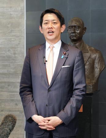 　記者団の取材に応じる自民党の小林政調会長＝２１日午後、宮崎県延岡市