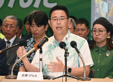 　沖縄県知事選に正式に出馬表明した古謝玄太氏＝２３日午後、那覇市