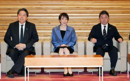 　閣議に臨む（左から）林総務相、高市首相、茂木外相＝２４日午前、首相官邸