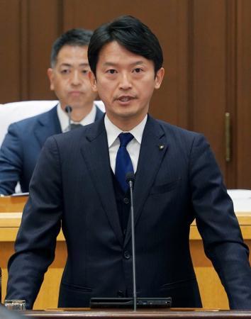 　兵庫県議会の定例会本会議で発言する斎藤元彦知事＝２５日午前