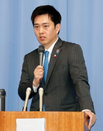 　記者団の取材に応じる日本維新の会代表の吉村洋文大阪府知事＝２５日午後、大阪府庁