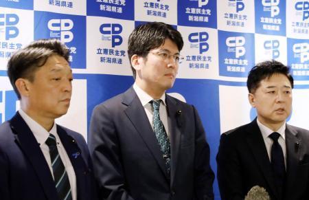 　新潟市内で取材に応じる、立憲民主党新潟県連所属の土田竜吾県議（中央）ら＝２７日午前