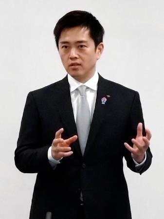 　取材に応じる日本維新の会の吉村代表＝１日午前、大阪府庁