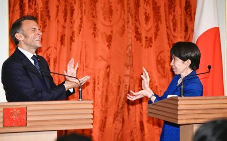 　共同記者発表を終え、ポーズをとる高市首相（右）とフランスのマクロン大統領＝１日午後、東京・元赤坂の迎賓館