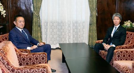 　会談に臨む自民党の磯崎参院国対委員長（右）と立憲民主党の斎藤国対委員長＝２日午前、国会