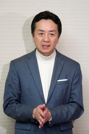 　取材に応じる大阪維新の会市議団の竹下隆幹事長＝２日午後、大阪市役所