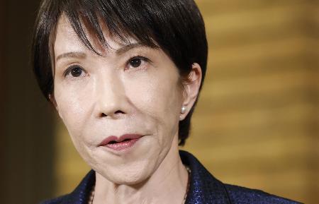 　首相公邸で記者団の取材に応じる高市早苗首相。米国とイスラエルのイラン攻撃に伴う原油価格の高騰に対応し、石油備蓄のうち１カ月半の消費量に相当する分を放出すると表明した＝３月１１日