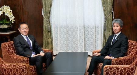 　会談に臨む自民党の磯崎参院国対委員長（右）と立憲民主党の斎藤国対委員長＝６日午前、国会