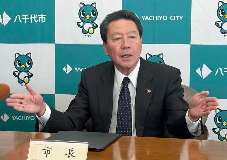 　記者会見する千葉県八千代市の服部友則市長＝６日午後、八千代市役所