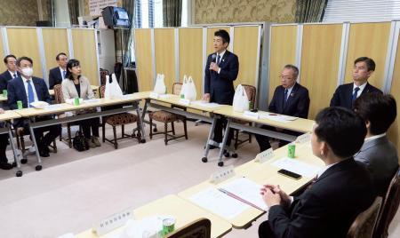 　党会合であいさつする中道改革連合の重徳国対委員長（奥右から３人目）＝８日午後、国会