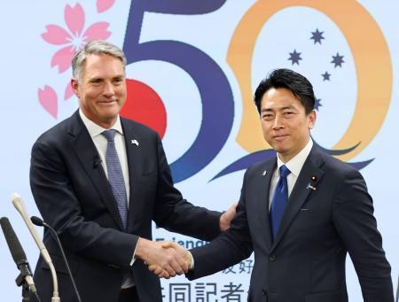 　会談後の共同記者会見で握手するオーストラリアのマールズ副首相兼国防相（左）と小泉防衛相＝８日午後、防衛省