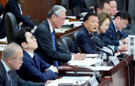 　衆院憲法審査会で発言する自民党の新藤義孝氏（手前から４人目）＝９日午前