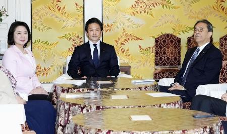 　会談に臨む（左から）公明党の竹谷代表、中道改革連合の小川代表、立憲民主党の水岡代表＝３月、国会