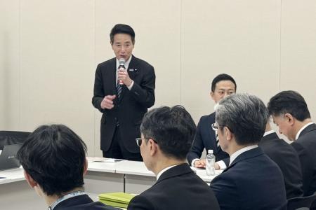 　日本維新の会の安全保障調査会の会合であいさつする前原誠司安保調査会長＝１０日、国会内